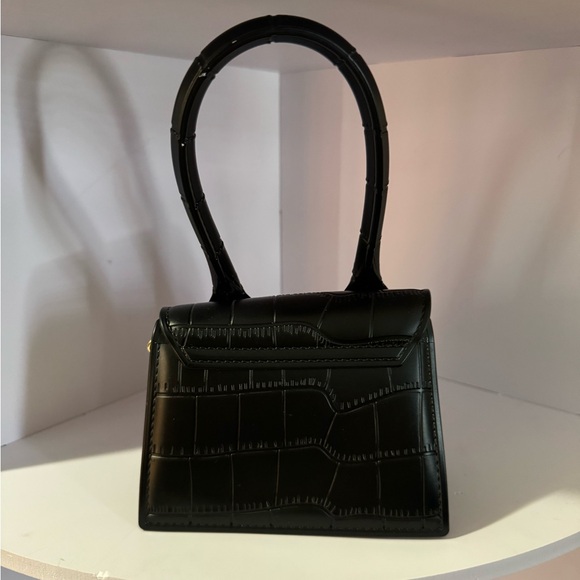 Elegant Black Croc-Embossed Handbag - Picture 5 of 6